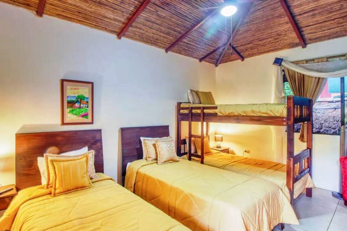 Habitación triple panorámica | Ropa de cama de alta calidad, edredón, wifi gratis y ropa de cama