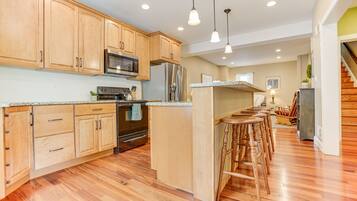 Jääkaappi, mikroaaltouuni, uuni, liesi