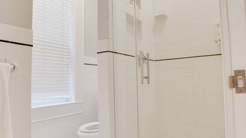 Duschwanne, Haartrockner, Handtücher, Seife