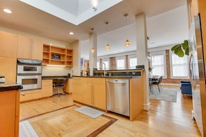 Fridge, microwave, oven, stovetop - Red Door Apartment | 3-KING Beds | Center Of Downtown Greenville (Greenville)
