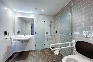 Camera con 2 letti singoli, doccia a filo pavimento | Bagno accessibile ai disabili