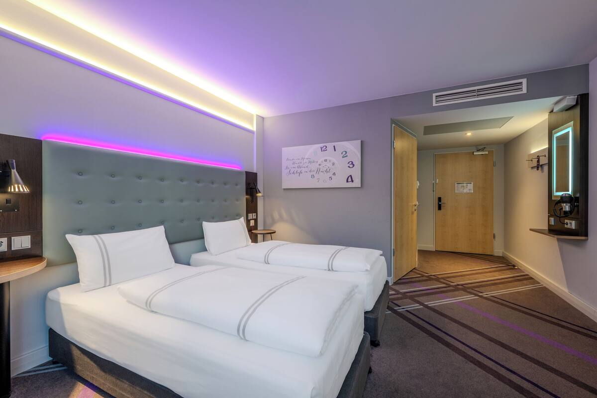ห้องดับเบิล, อุปกรณ์ช่วยการเคลื่อนไหว (Barrier Free Room) | ห้องเก็บเสียง, เตารีด/โต๊ะรีดผ้า, ผ้าปูที่นอน