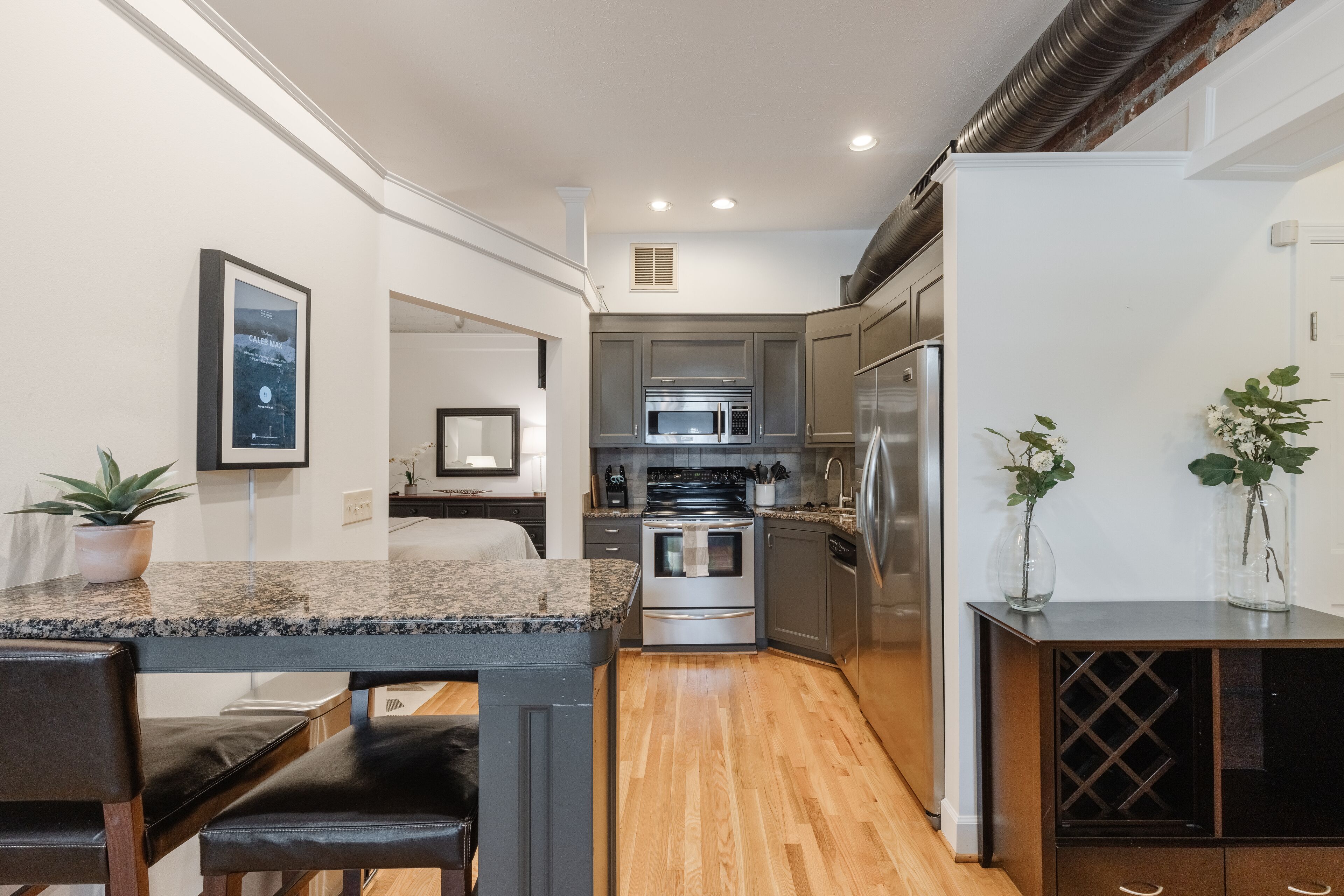 Jääkaappi, mikroaaltouuni, uuni, liesi