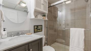 Shower, hair dryer, towels, shampoo