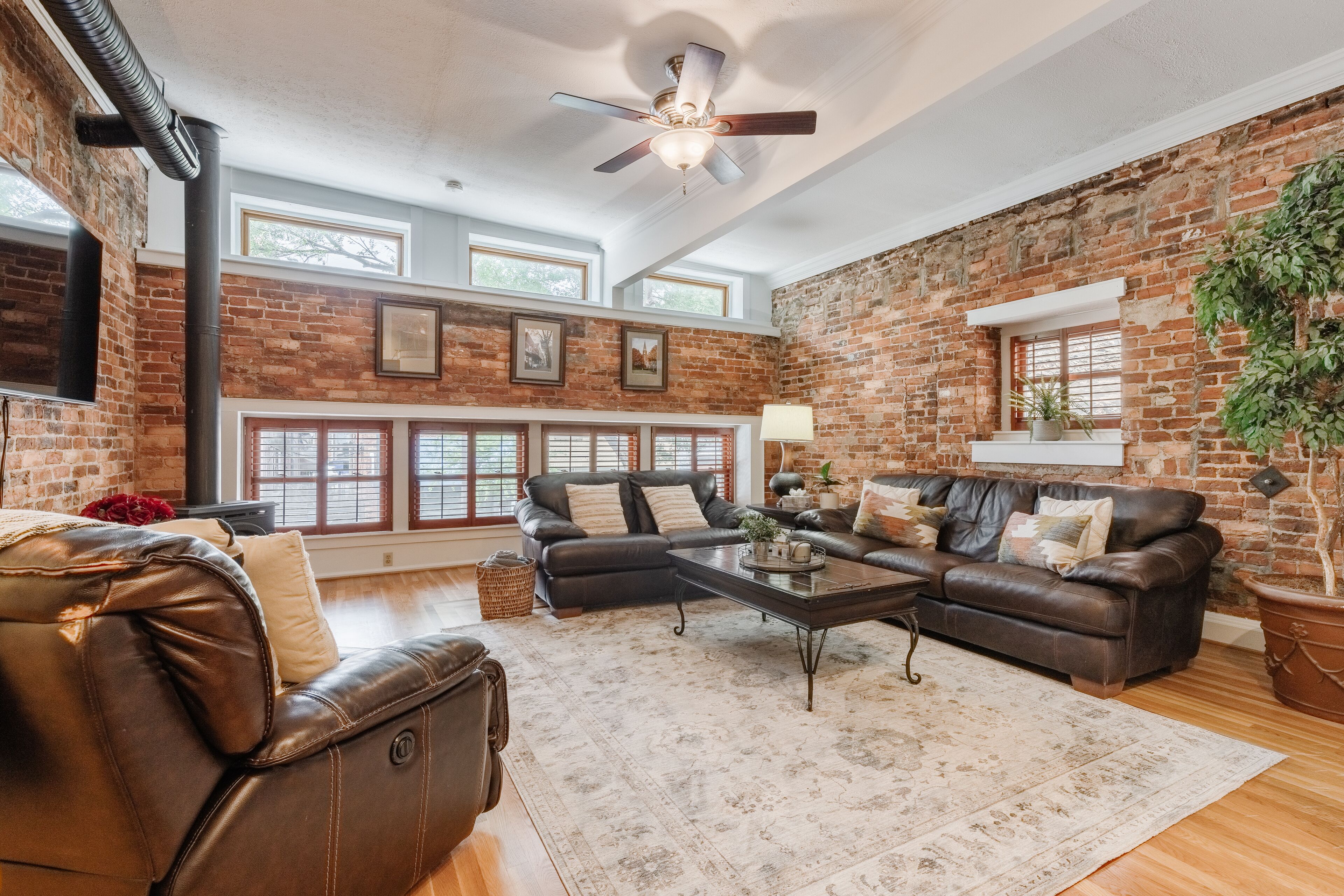 Trio Loft | D-town Gvl | 65" Tv + Indoor Fireplace - Greenville, SC