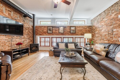 Trio Loft | D-Town GVL | 65" TV + Indoor Fireplace