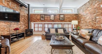 Trio Loft | D-Town GVL | 65" TV + Indoor Fireplace