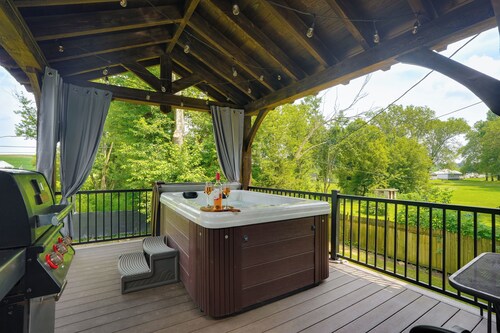 Creekside Cottage | Romantic Waterfront Escape w/ HOT TUB!