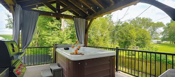 Creekside Cottage | Romantic Waterfront Escape w/ HOT TUB!