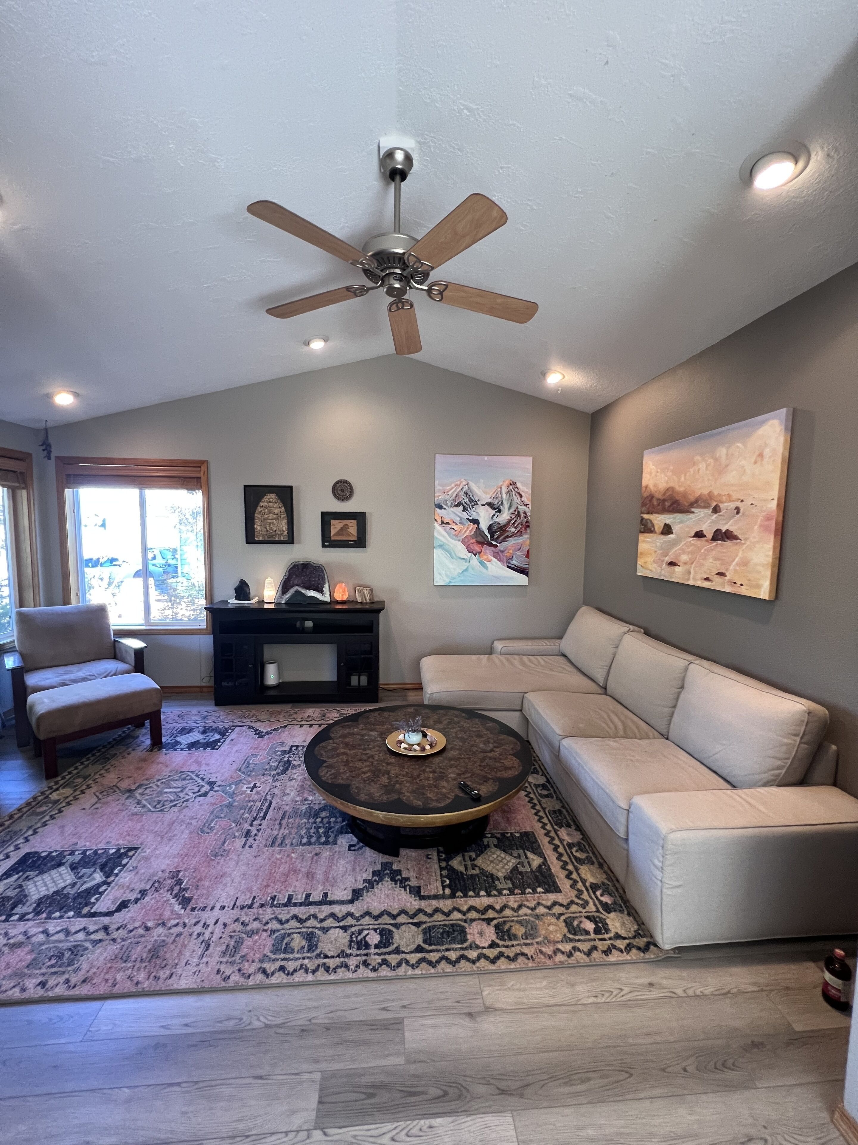 Cheerful 2 bedroom with office and fenced yard