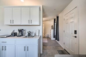 Fridge, microwave, coffee/tea maker, toaster - Contemporary Los Banos Studio < 3 Mi to Dtwn! (Los Banos)