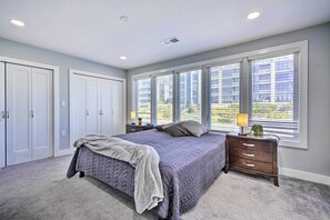 3 bedrooms, desk, WiFi, bed sheets - Long Branch Getaway: Grill, 1 Block to Beach! (Long Branch)