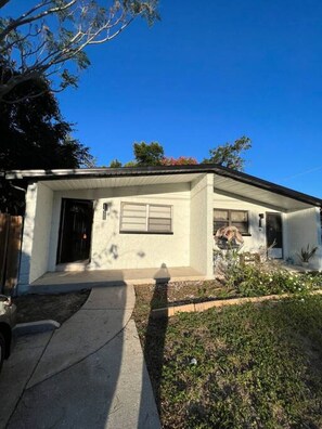 Exterior - 9606 Unit A · Bohemian 1 bedroom minutes from Busch Gardens (Tampa)