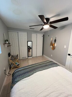 1 bedroom, iron/ironing board, WiFi, bed sheets - 9606 Unit A · Bohemian 1 bedroom minutes from Busch Gardens (Tampa)