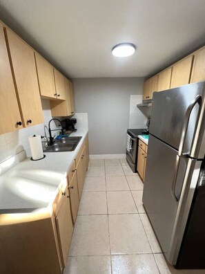 Fridge, microwave, oven, stovetop - 9606 Unit A · Bohemian 1 bedroom minutes from Busch Gardens (Tampa)