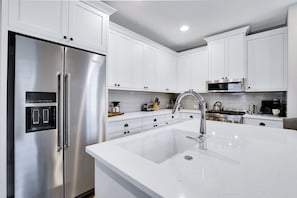 Frigorifero, microonde, forno, piano cottura