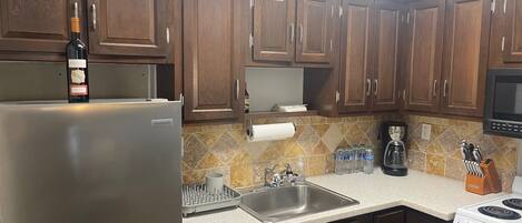Fridge, microwave, oven, coffee/tea maker