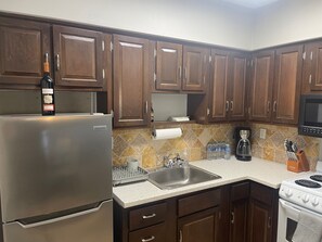 Refrigerador, microondas, horno, cafetera/tetera