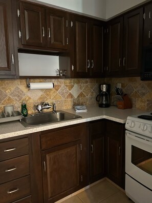 Refrigerador, microondas, horno, cafetera/tetera