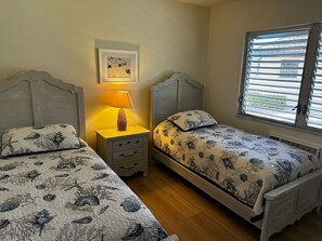2 bedrooms, desk, iron/ironing board, free WiFi - Your place in Paradise Island. (Marco Island)