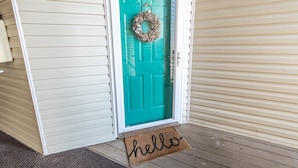 A turquoise door with a wreath and a 'hello' mat at the entrance. - Great Location minutes from Golfing & the Beach! (Myrtle Beach)