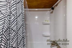 Combinazione doccia/vasca, asciugacapelli, asciugamani, sapone