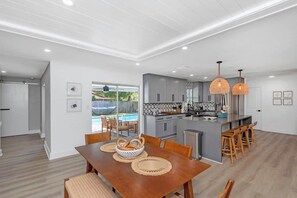 Dining - Heated Pool! Huge Walk In Shower! 5 min to beach! (St. Petersburg)