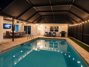 Una piscina al aire libre, una piscina climatizada