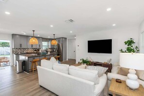 Smart TV - Heated Pool! Huge Walk In Shower! 5 min to beach! (St. Petersburg)