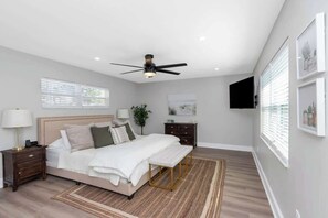 3 bedrooms, iron/ironing board, travel cot, free WiFi - Heated Pool! Huge Walk In Shower! 5 min to beach! (St. Petersburg)