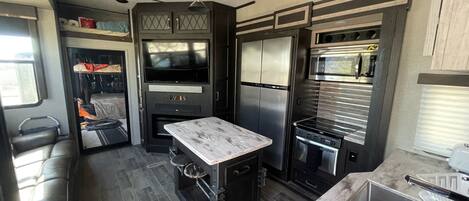 KĂŒhlschrank, Mikrowelle, Ofen, Herdplatte