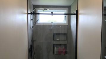 Douche, sĂšche-cheveux, serviettes fournies, savon