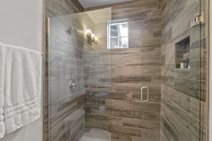 Combined shower/bathtub, hair dryer, towels