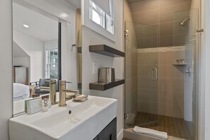 Tina con regadera, secadora de cabello, toallas 