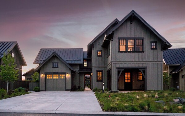 Exterior - Stone - Tetherow, Hot Tub, Gas Fire Pit, BBQ, Executive Retreat (Bend)