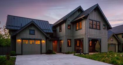 Stone - Tetherow, Hot Tub, Gas Fire Pit, BBQ, Executive Retreat