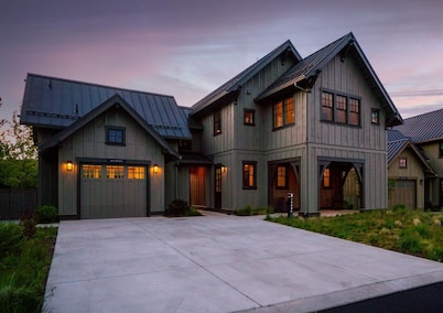 Stone - Tetherow, Hot Tub, Gas Fire Pit, BBQ, Executive Retreat