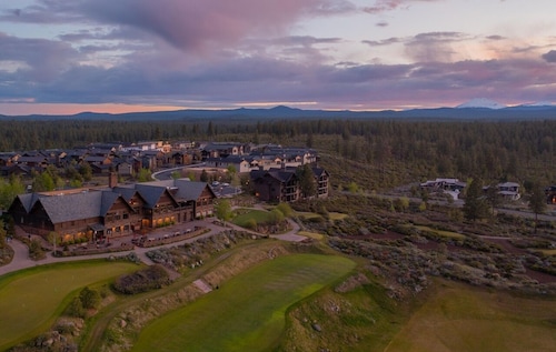 Stone - Tetherow, Hot Tub, Gas Fire Pit, BBQ, Executive Retreat