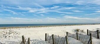 Renovated retreat w/ private beach access, short drive to Historic District