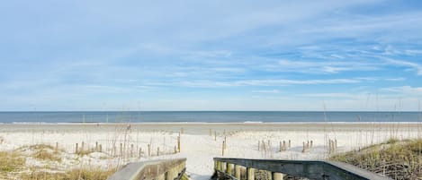 Accommodatie ligt op het strand, ligstoelen, strandlakens
