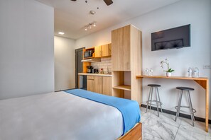 1 dormitorio, caja fuerte, escritorio y tabla de planchar con plancha