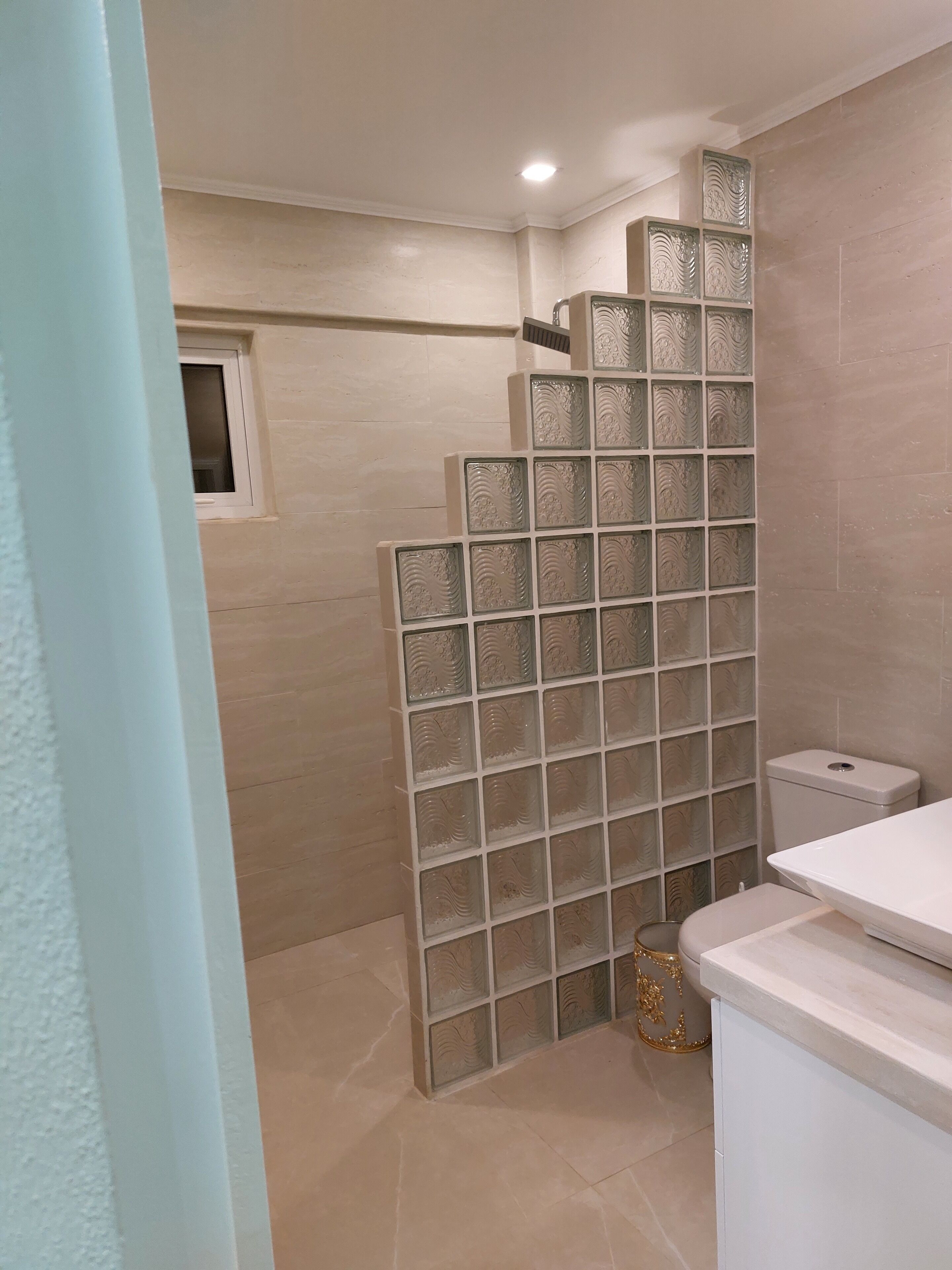 Dusche, Haartrockner, Handtücher, Toilettenpapier