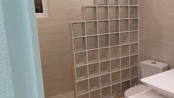 Dusche, Haartrockner, HandtĂŒcher, Toilettenpapier