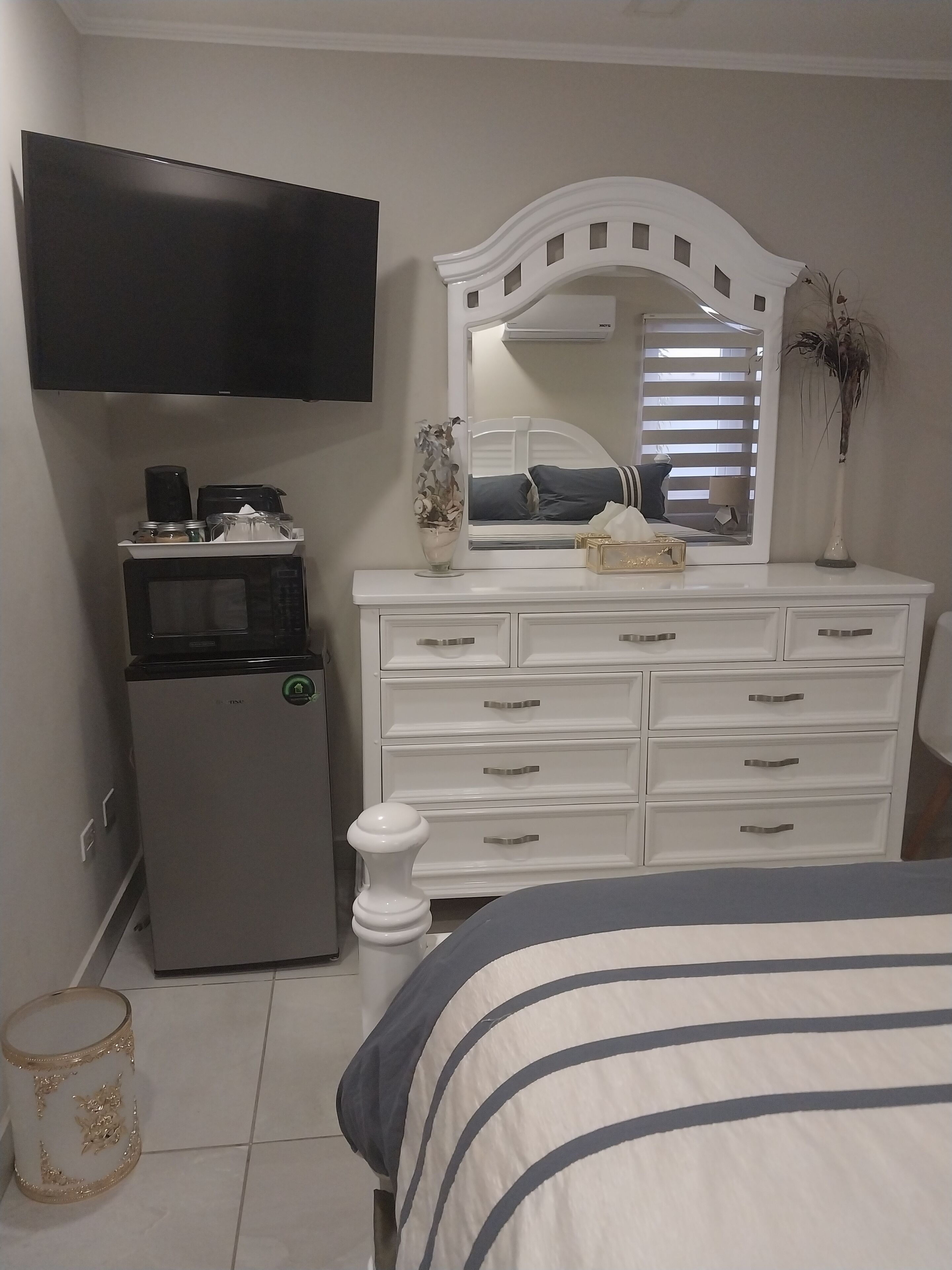 1 habitación, tabla de planchar con plancha, wifi gratis y ropa de cama 