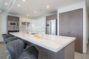 Refrigerador, microondas, horno y parrilla de estufa