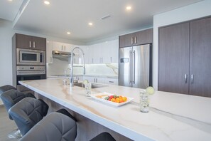 Refrigerador, microondas, horno y parrilla de estufa