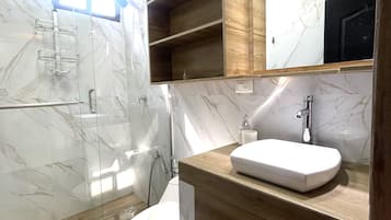 Ducha, toallas, jabón y papel higiénico