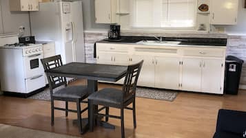 冰箱、微波炉、烤箱、炉灶