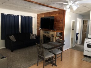 Smart TV, DVD player - Lake Front Cottage (Alger)