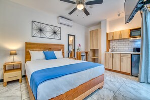 1 habitación, caja de seguridad en la habitación y escritorio